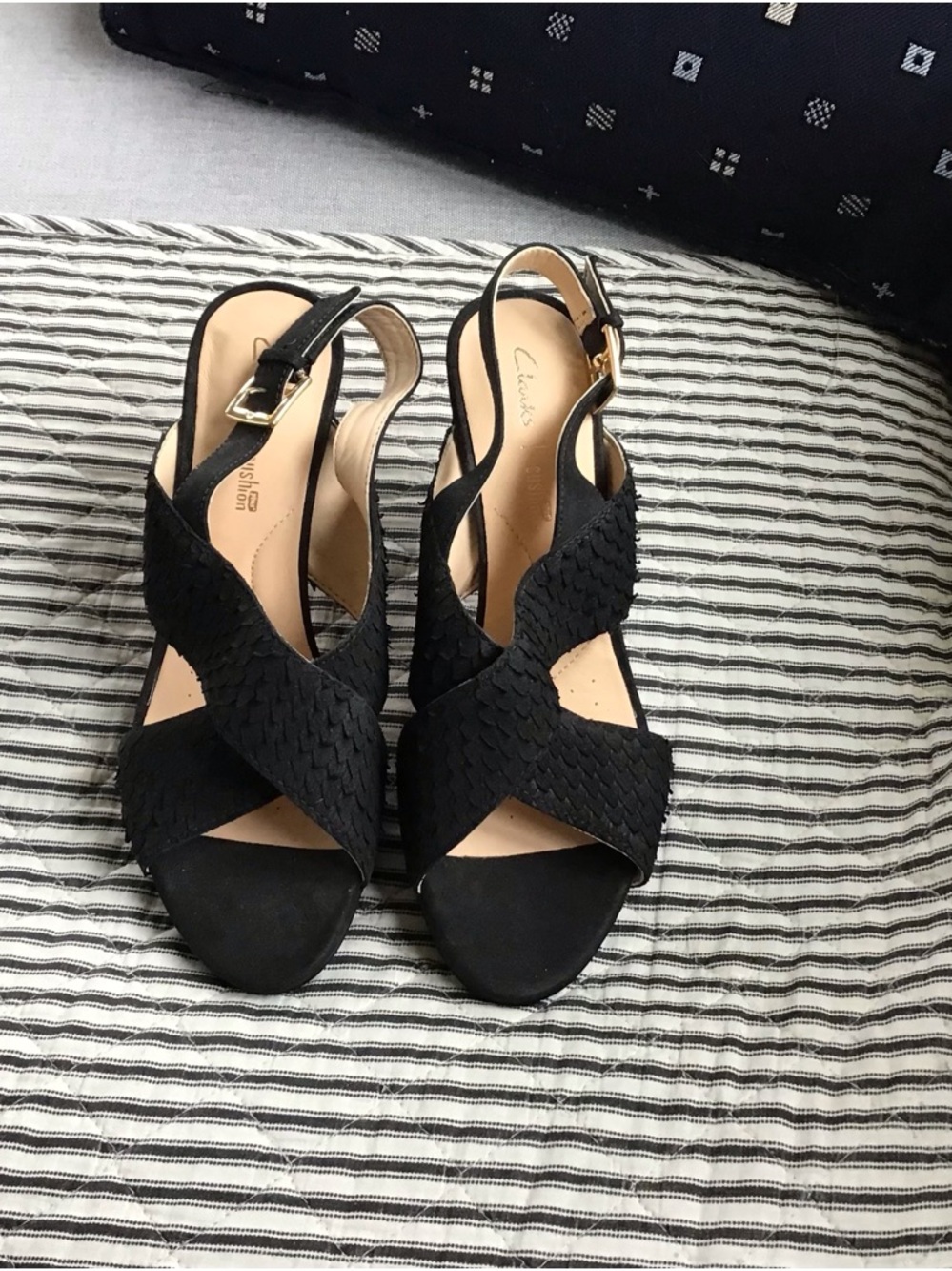 Clarks Cushion - New/no box Black Textured soft suede sandals 8M!